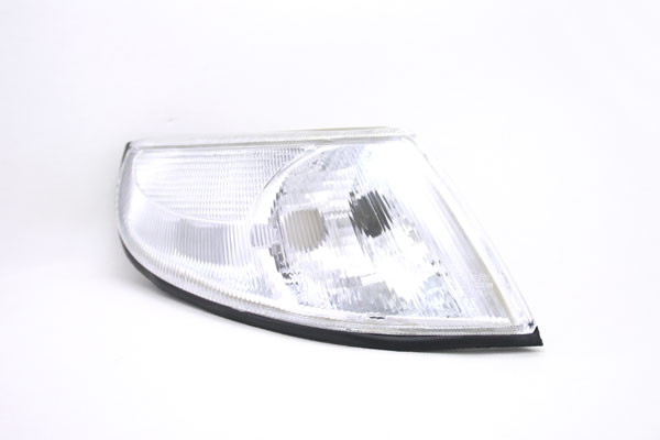 JOHNS Blinklygte 65 32 20-1 foran til højre for SAAB