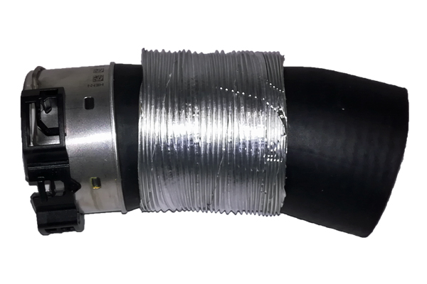 BUGIAD Ladeluftslange 81746 oppe for DACIA