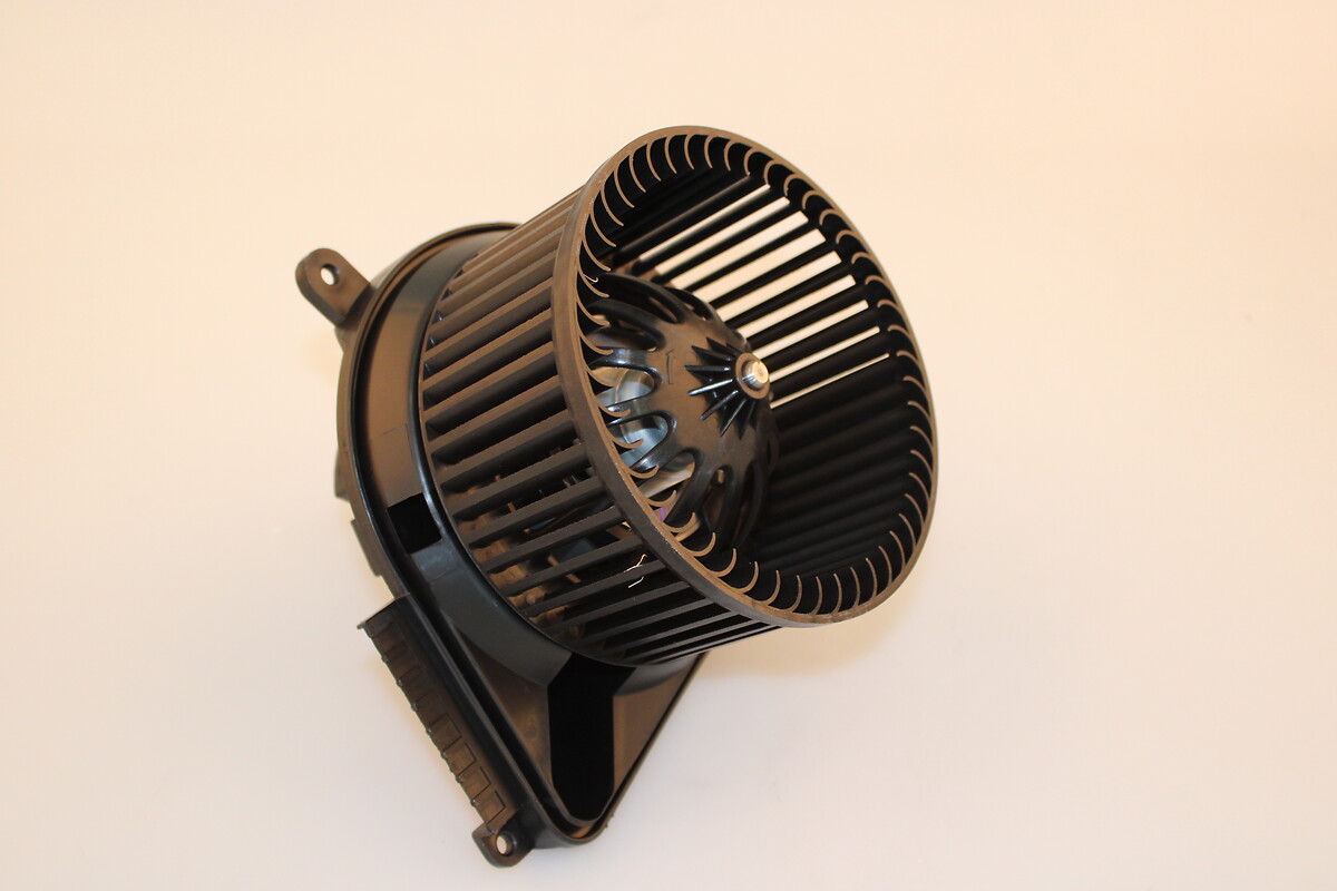 VALEO Kabineblæser 884673 foran for MERCEDES-BENZ